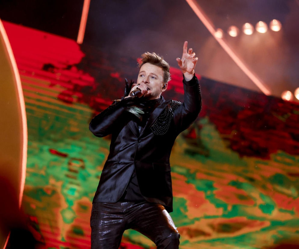 Piotr Kupicha śpiewa na scenie podczas koncertu zespołu Feel. O Dniach Miejskiej Górki przeczytasz na Eska Leszno.