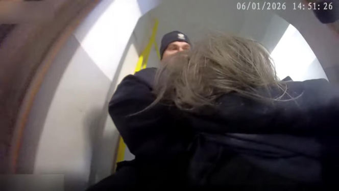 Policjanci wynieśli niepełnosprawnego mężczyznę z pożaru