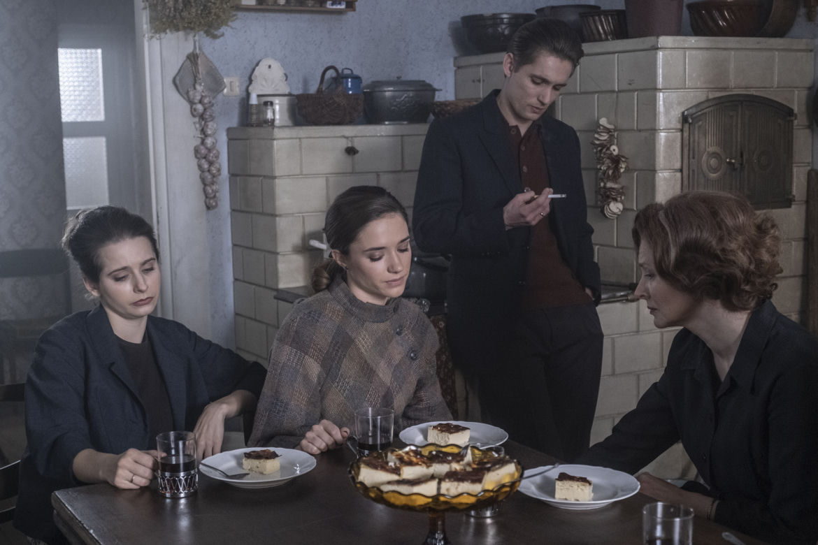Stulecie Winnych 4 odc. 46. Ania (Urszula Grabowska), Ewa (Sonia Mietielica), Basia (Kamila Bujalska), Tomek (Filip Gurłacz)