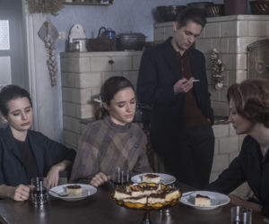 Stulecie Winnych 4 odc. 46. Ania (Urszula Grabowska), Ewa (Sonia Mietielica), Basia (Kamila Bujalska), Tomek (Filip Gurłacz)