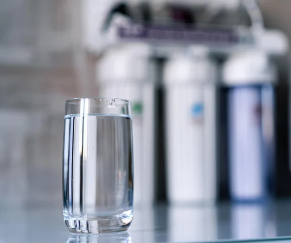 Studnia czy wodociąg w domu? Jak dobrać filtr, zmiękczacz i stację uzdatniania?