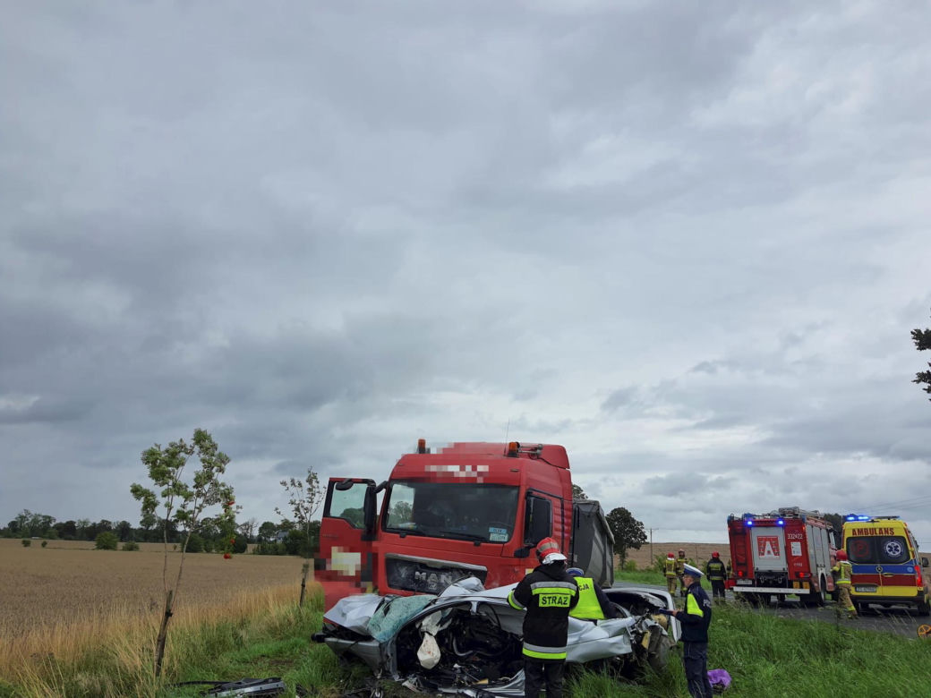 Smiertelny wypadek na trasie Bonin-Koszalin. Trzech nastolatkow z BMW zginelo w zderzeniu z tirem [ZDJECIA]