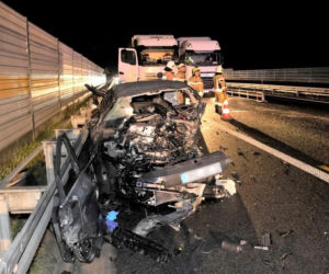 Pijany 50-latek za kierownicą Volkswagena uderzył w bariery, po czym wjechał na jezdnię prowadzącą w przeciwnym kierunku i czołowo zderzył się z ciężarówką