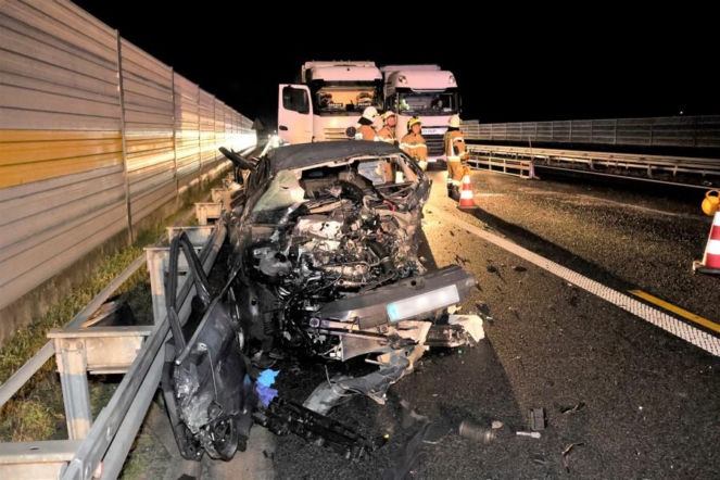 Pijany 50-latek za kierownicą Volkswagena uderzył w bariery, po czym wjechał na jezdnię prowadzącą w przeciwnym kierunku i czołowo zderzył się z ciężarówką
