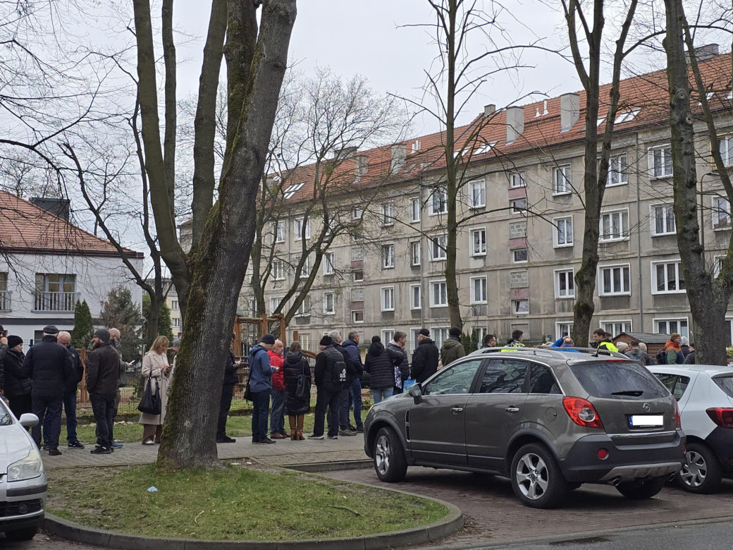 Kilkaset ludzi czeka przed wejściem do punktu obsługi grantobiorców w Tychach