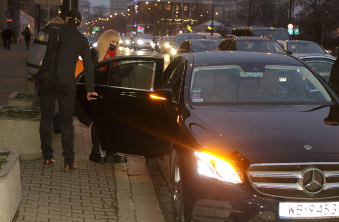 Już w PRL-u jeździła Porsche, teraz Polacy zrzucą się na jej emeryturę? Tego chce rząd Tuska
