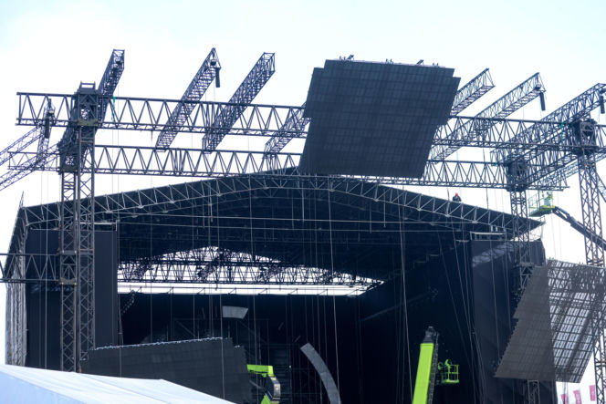 Scena Sylwestra z Dwójką TVP w trakcie budowy