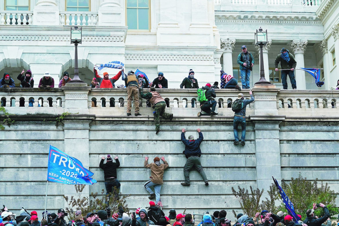 To był rok wirusa i skandali