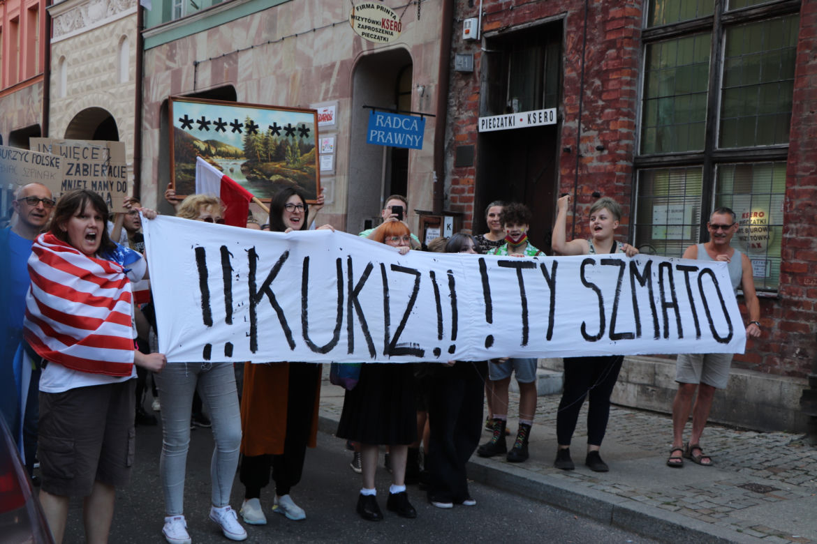 Torunianie protestują przeciwko przegłosowaniu Lex TVN