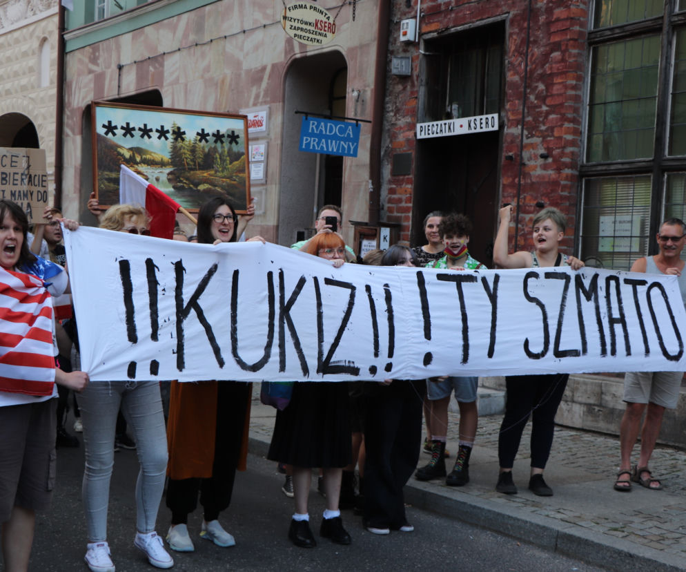 Torunianie protestują przeciwko przegłosowaniu Lex TVN
