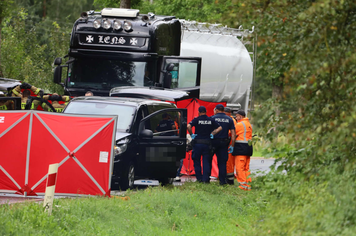 Samochód ciężarowy zderzył się z osobowym autem. Cztery osoby zginęły. Droga zablokowana