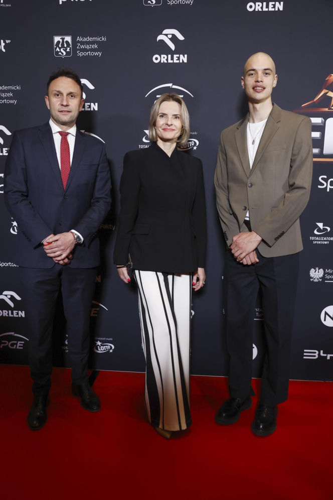 Władimir Semirunnij wsparł zrzutkę u Łatwoganga. Olimpijczyk zgolił włosy i przekazał medal na aukcję