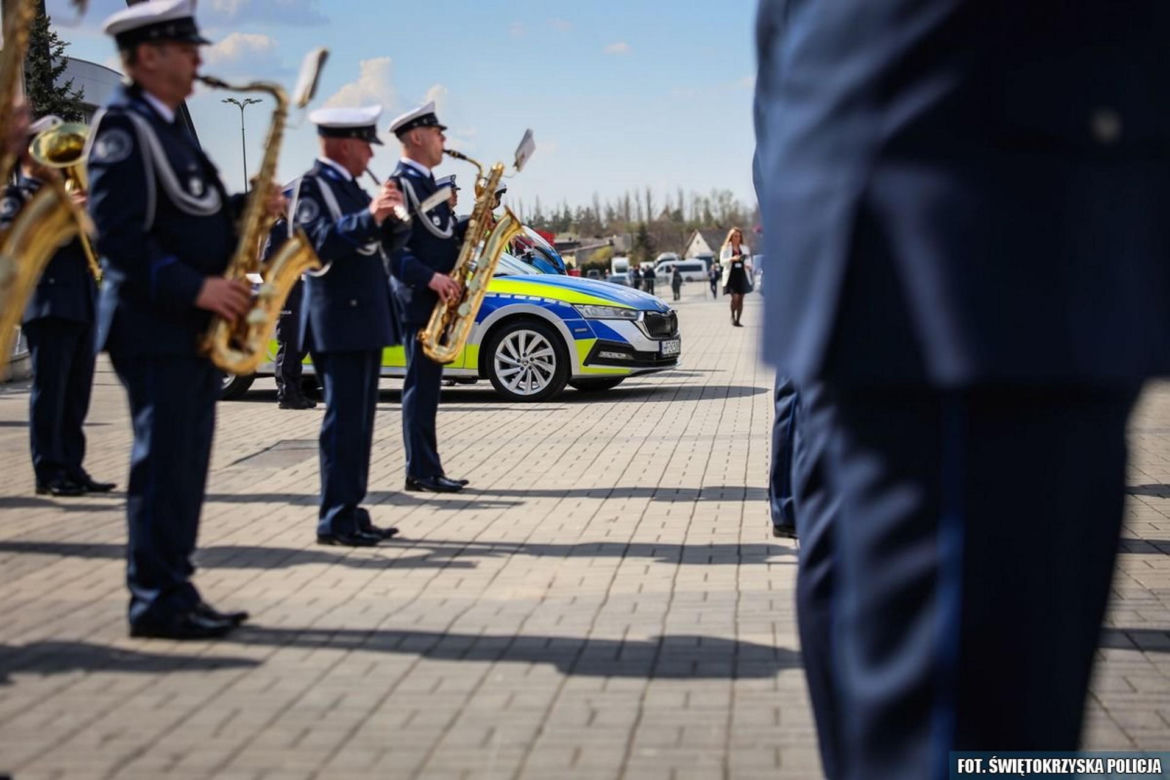 Policjanci jeżdżą odnowionymi radiowozami! Samochody aż się błyszczą! [ZDJĘCIA]