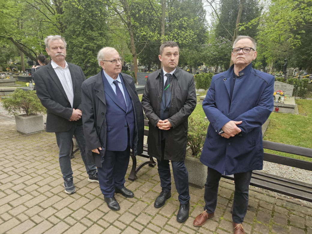 Kraków. Andrzej Duda ukląkł przed grobem posła PSL. Prezydent uczcił rocznicę katastrofy smoleńskiej