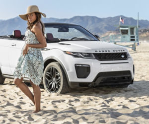 Dzieczyna Bonda Naomie Harris pozuje z Range Roverem Evoque kabrio 