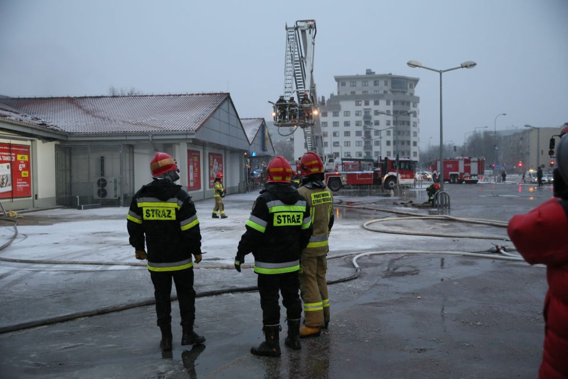 Pożar Lidla na Bielanach. 20 jednostek straży na miejscu.