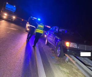 Policyjny pościg za kierowcą na drodze S8! Mężczyzna zatrzymał się na barierkach [ZDJĘCIA] 