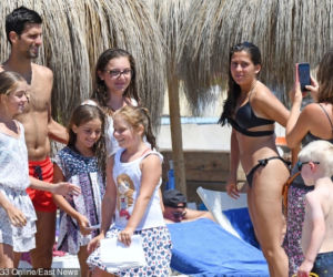 Novak Djoković na plaży z żoną Jeleną