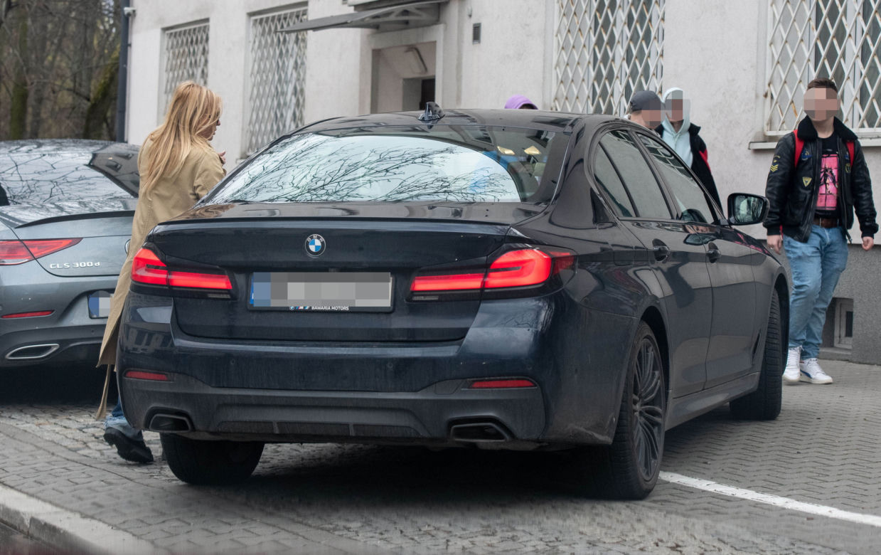 Monika Olejnik w piekielnie drogich ciuchach wsiada do BMW