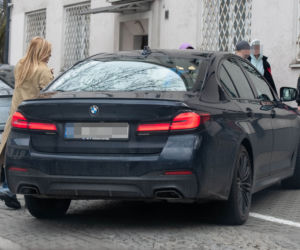 Monika Olejnik w piekielnie drogich ciuchach wsiada do BMW