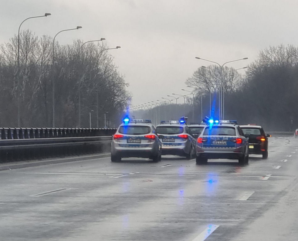 Nissanem huknął w bariery na Wisłostradzie. On był po metaamfetaminie, jego pasażera poszukiwała policja