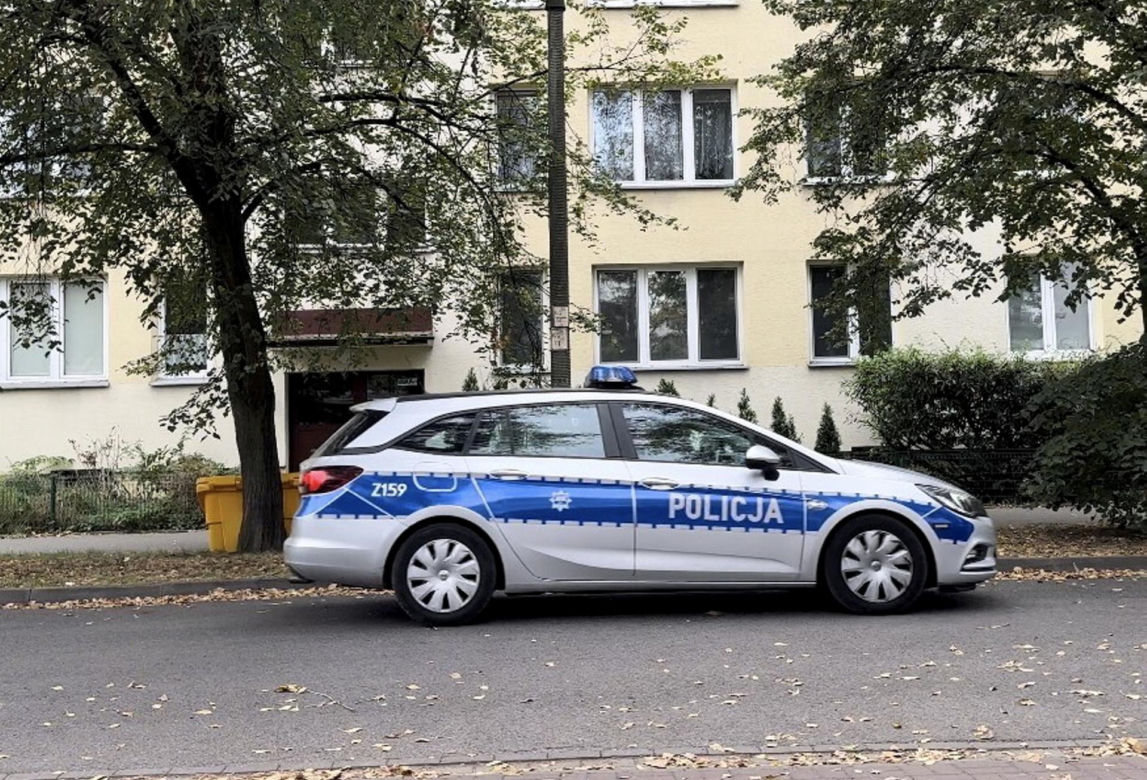 Tragedia w Warszawie. Mieszkańcy usłyszeli wystrzał z broni. W mieszkaniu znaleziono zwłoki