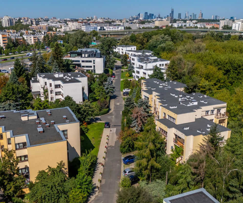 Osiedle rządowe przy ulicy Grzesiuka w Warszawie z lotu ptaka. O architekturze enklawy dla VIP-ów przeczytasz na Architektura.