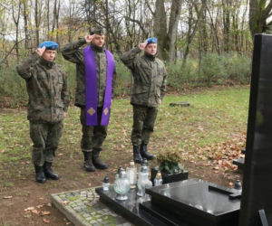 Żołnierze oddają hołd swoim zmarłym kolegom