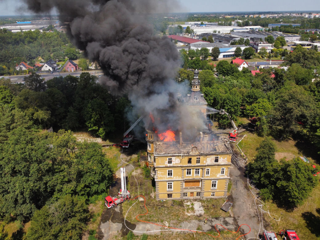 Dach pałacu cały w płomieniach 