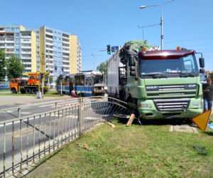 Tramwaj zderzył się z ciężarówką. Ranni pasażerowie i motorniczy!