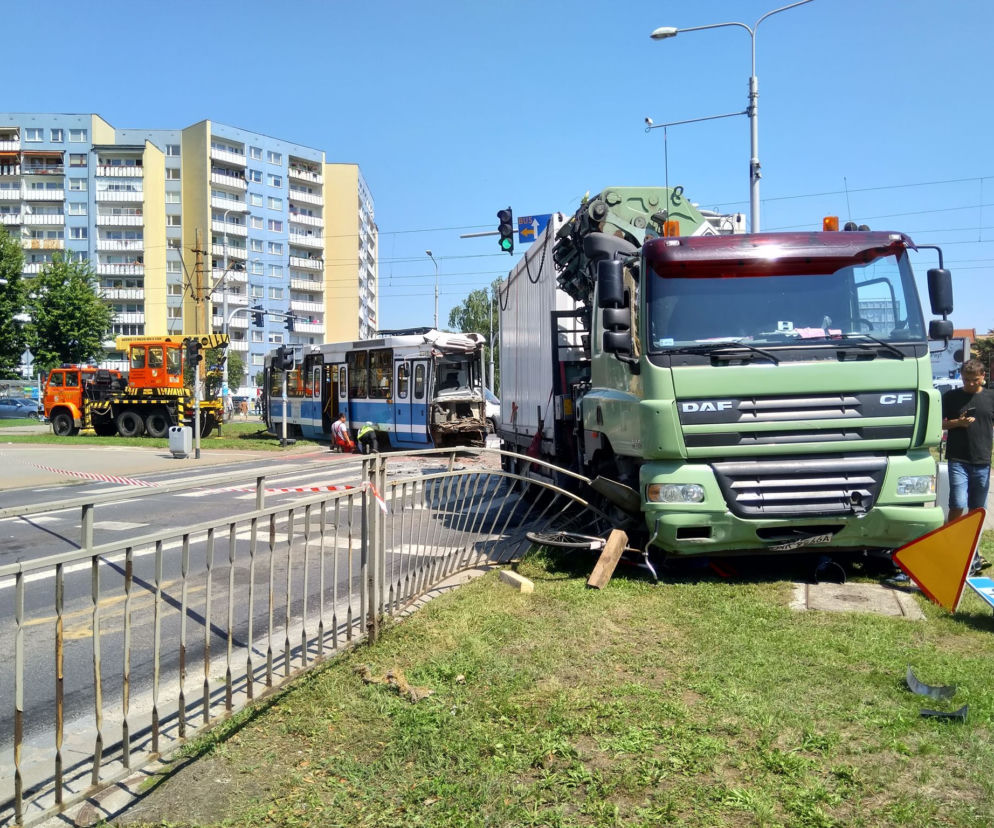 Tramwaj zderzył się z ciężarówką. Ranni pasażerowie i motorniczy!