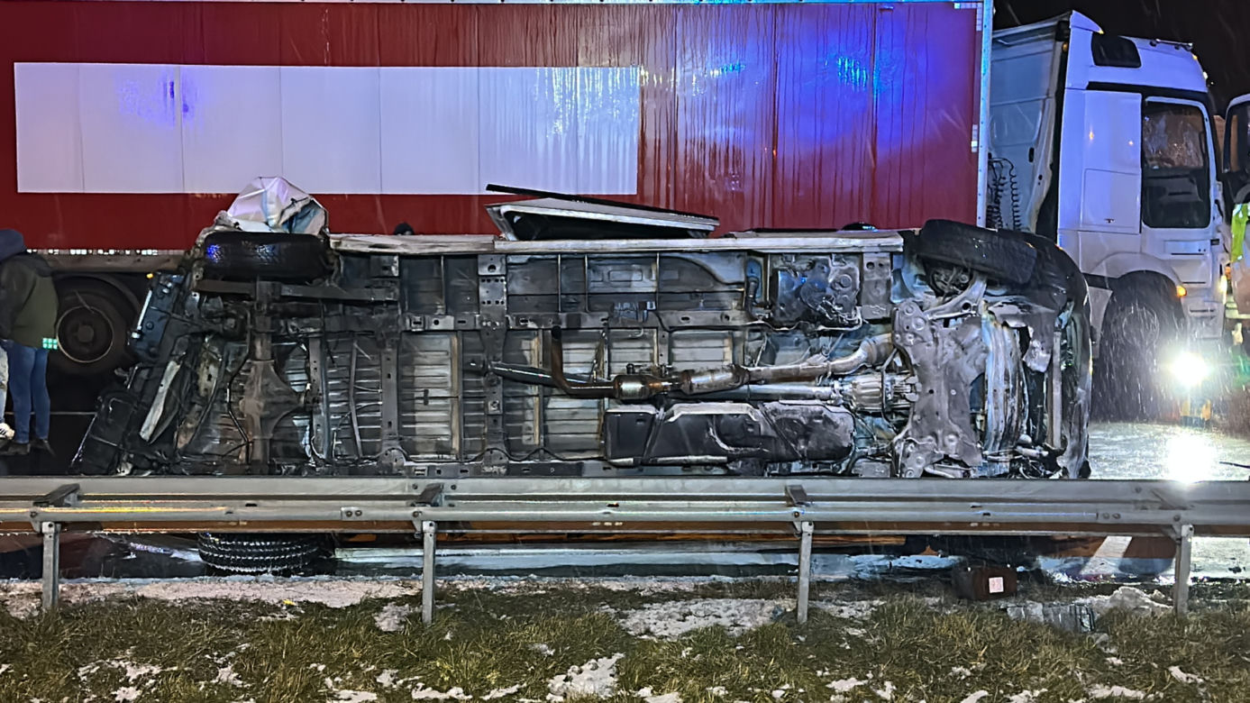 Tragedia na drodze pod Skurowem. Cztery rozbite auta, jedno na boku. Są ranni