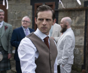 Jamie Bell jako Niall