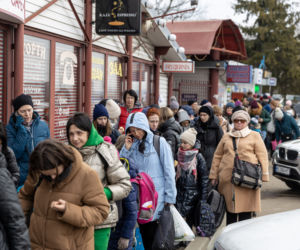 Wojna na Ukrainie. Tłumy uchodźców w Medyce i na dworcu we Lwowie