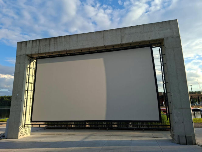To jedyne takie kino plenerowe w Świętokrzyskiem. W Porcie Lubianka na leżakach i na kajakach