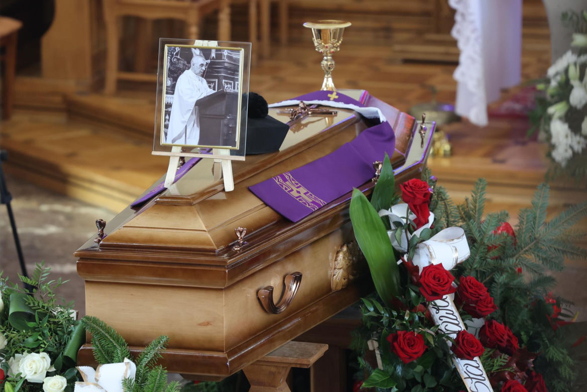 Ksiądz Stasio wrócił do Grzęski na zawsze. Spoczął obok rodziców. „Tu otrzymał chrzest"