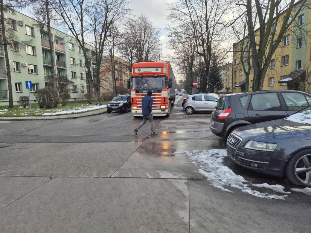 Kierowca tira zabłądził w Tarnowie. Wjechał w osiedlową uliczkę i uszkodził inne auta