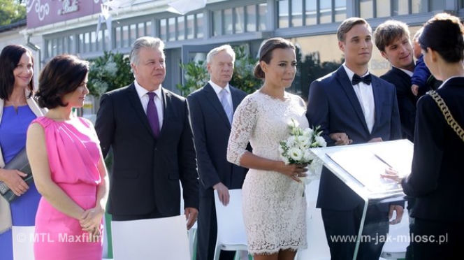 M jak miłość odcinek 1185, Magda (Anna Mucha) i Olek (Maurycy Popiel) biorą ślub