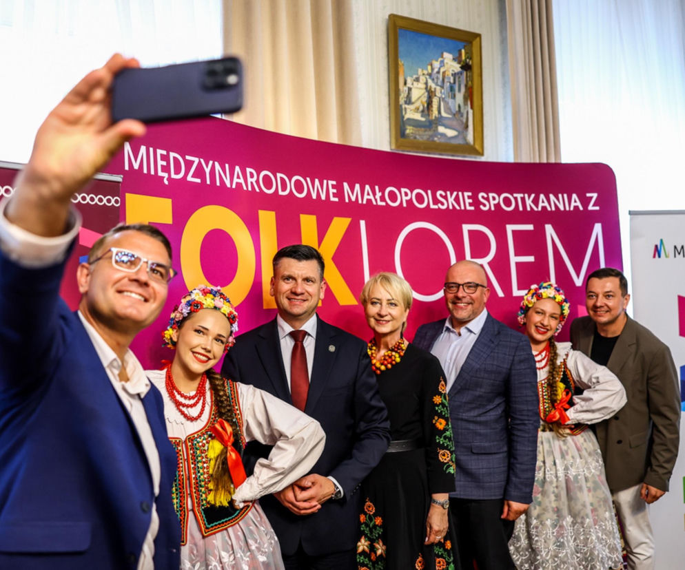 Uśmiechnięci organizatorzy oraz artyści w strojach ludowych robią selfie. O festiwalu w Myślenicach przeczytasz na Radioplus.