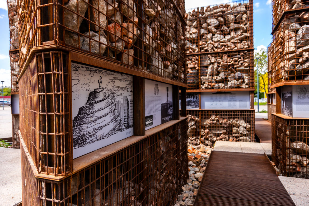 Park pod Kopcem Powstania Warszawskiego - lapidarium
