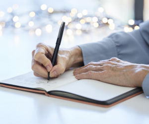 Terry Pratchett chorował od lat, a zdradziły go książki. Naukowcy: to był wczesny objaw demencji