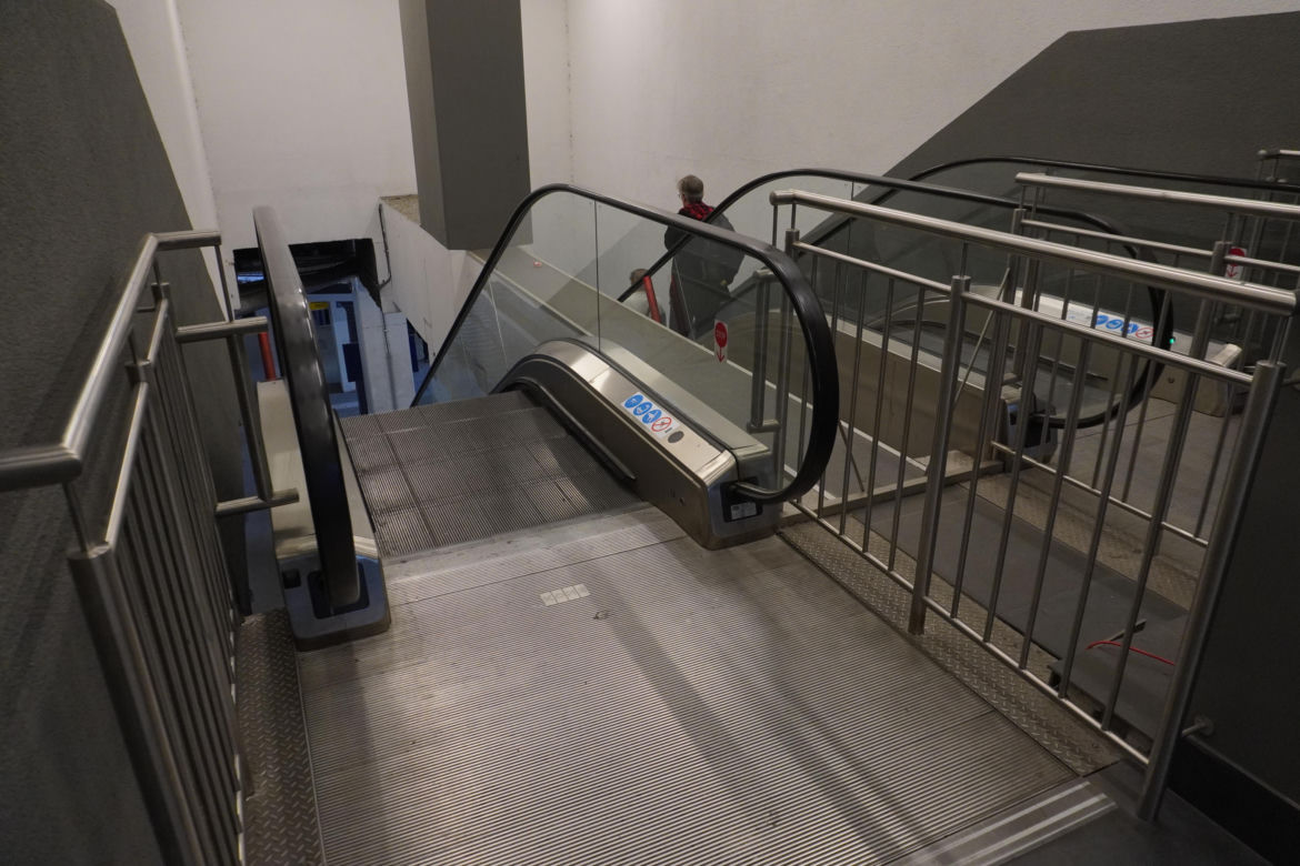 Niedziałające schody na dworcu w Poznaniu