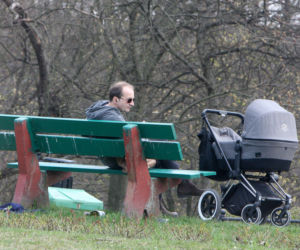 Prezes Górski rozkoszuje się ojcostwem