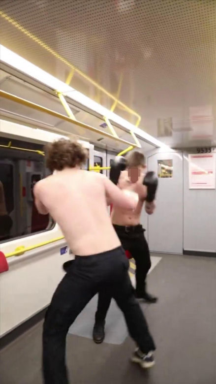 Nielegalna walka w metrze w Warszawie. Szokujące sceny w pociągu! 