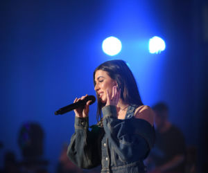 Roxie Węgiel z gołym brzuchem śpiewa dla najmłodszych