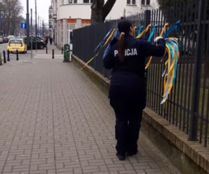 Skandaliczne zachowanie warszawskiej policjantki. Zerwała ukraińskie symbole narodowe