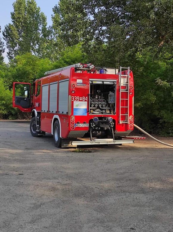 Pożar na terenie byłej cementowni w Wierzbicy. Paliły się bele materiałów!