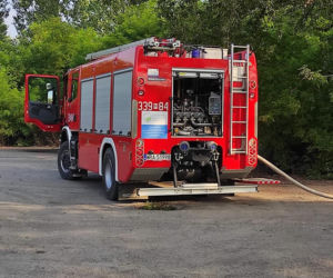 Pożar na terenie byłej cementowni w Wierzbicy. Paliły się bele materiałów!