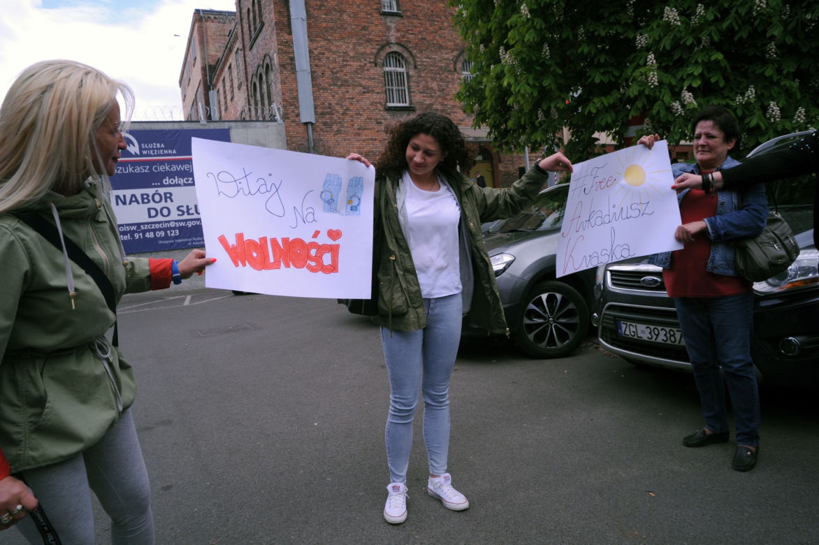 Plakat, którym witano Arkadiusza Kraskę na wolności, trafił na aukcję WOŚP