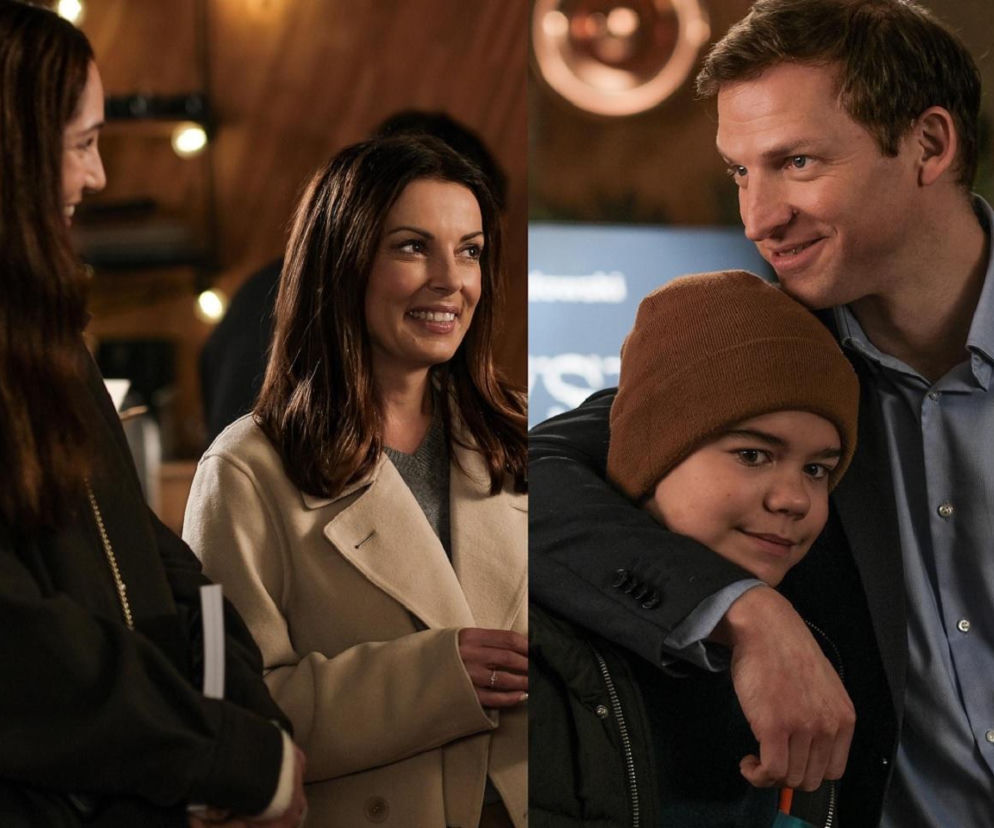 Katarzyna Glinka w beżowym płaszczu z uśmiechem rozmawia z Weroniką, a obok uśmiechnięty Michał Rolnicki obejmuje Bartosza Gruchota. Scena z serialu Barwy szczęścia dostępna na portalu Super Seriale, przedstawiająca rodzinne spotkanie autorskie Łukasza.